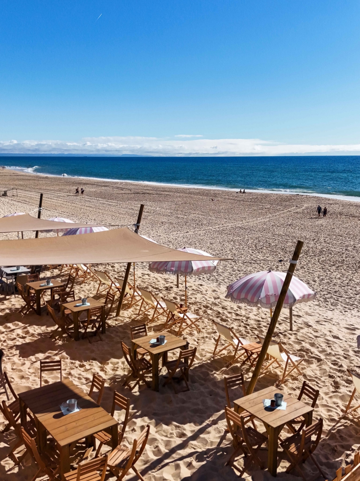 Une nouvelle cabane de plage qui reçoit ses clients avec du mobilier en Pin maritime des Landes. un local qui consomme local